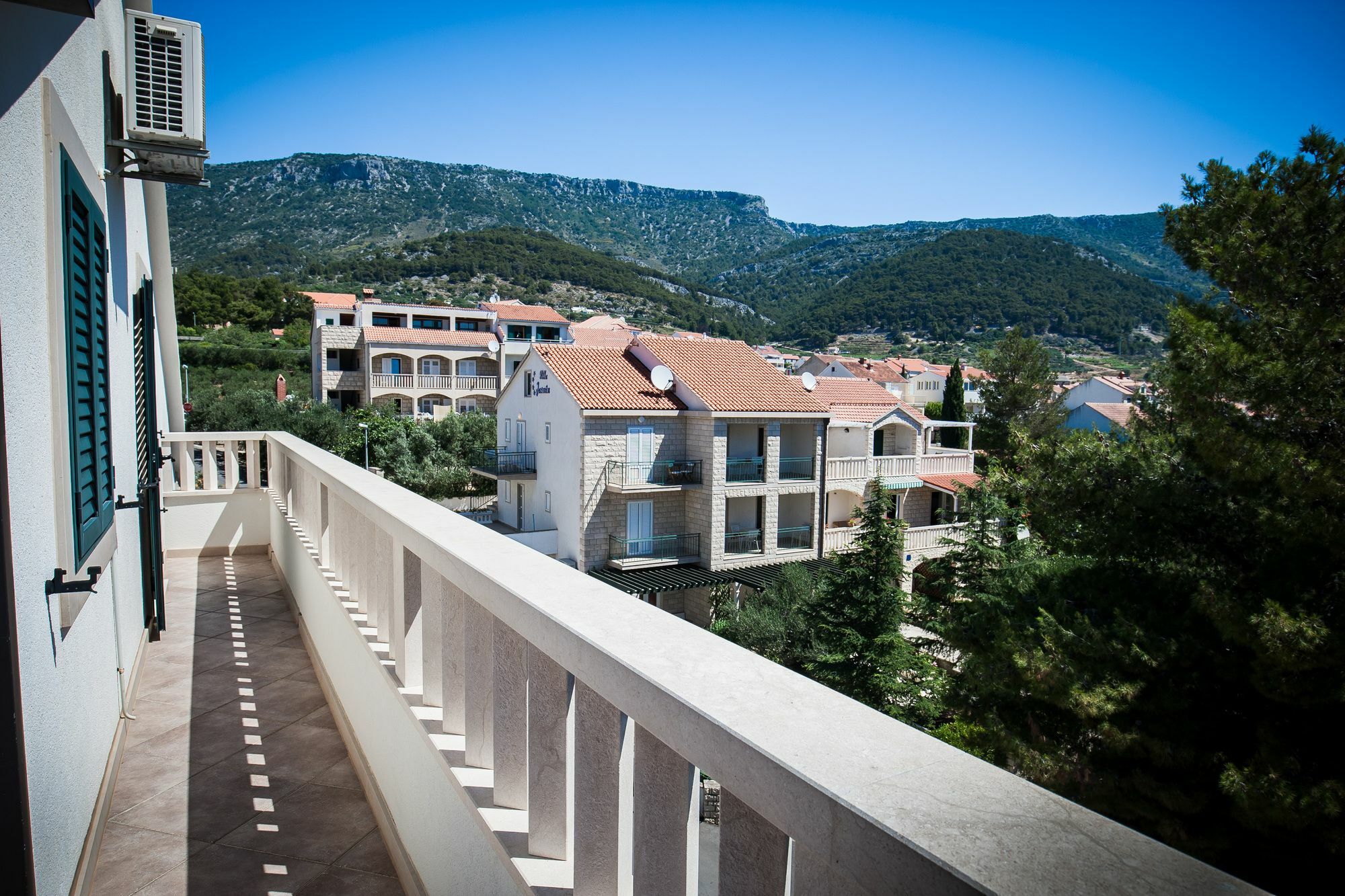 Mazuranic Apartments Bol Bagian luar foto
