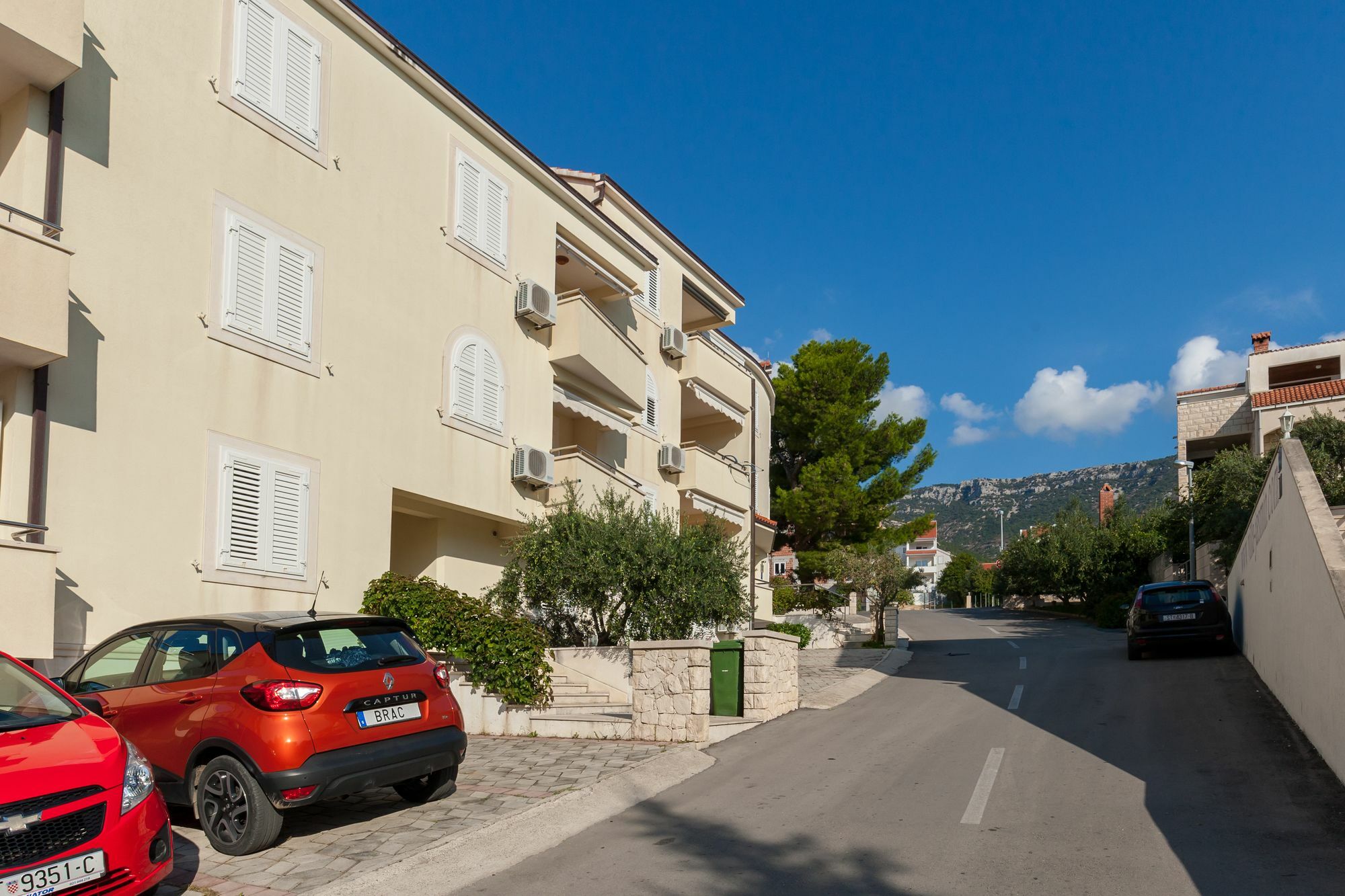 Mazuranic Apartments Bol Bagian luar foto