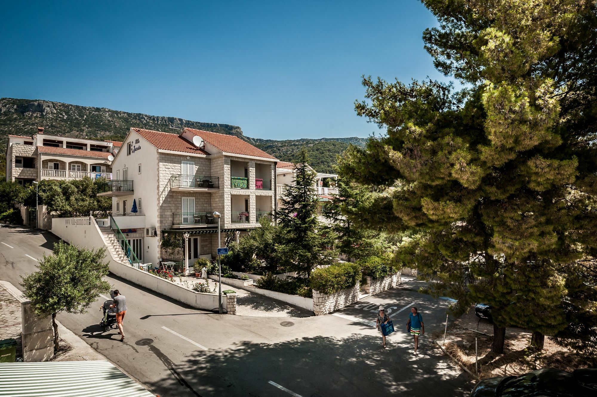 Mazuranic Apartments Bol Bagian luar foto